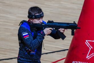Игрок LASERWAR с автоматом у красного конуса.